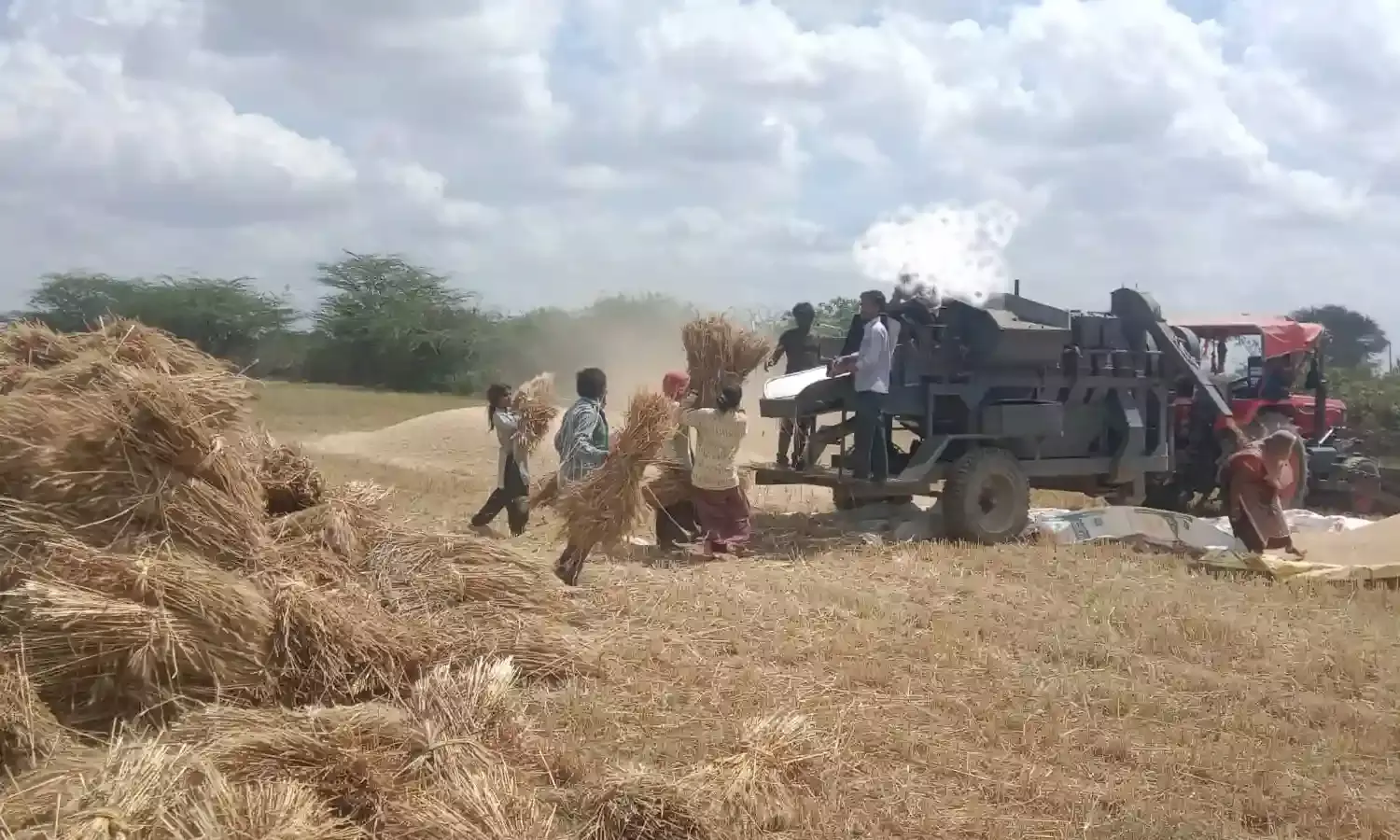 फसल को स‍िमटने लगे किसान,बाजारों में सन्नाटा