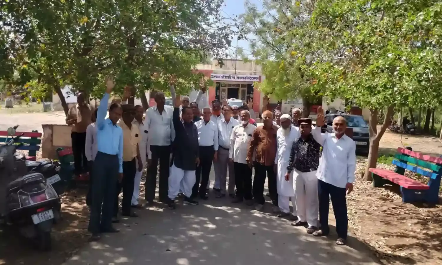 आठवें वेतन आयोग के लाभ से वंचित करने पर भड़के पेंशनर्स, एसडीएम को सौंपा प्रधानमंत्री के नाम ज्ञापन