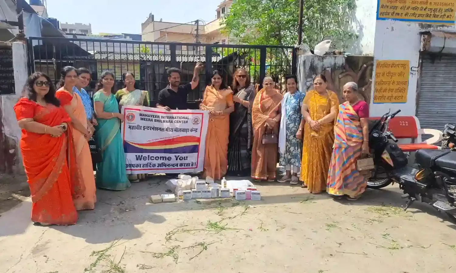 नवरात्रि में सेवा भाव, बीमार गायों की देखभाल कर वितरित किया चारा