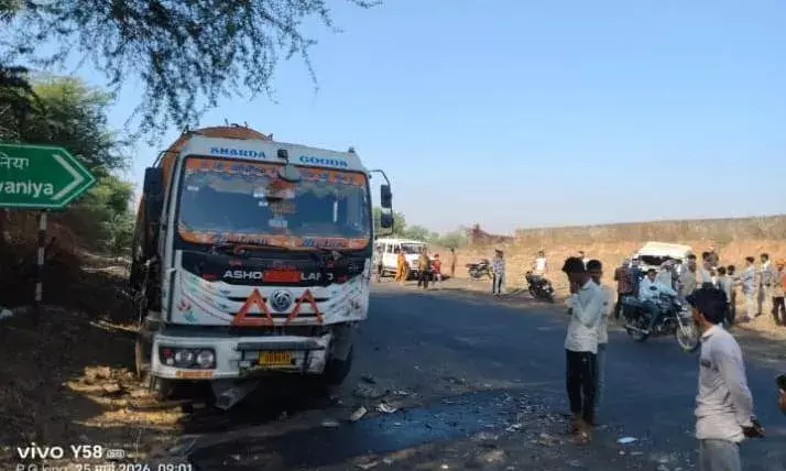 सज्जनगढ़ में भीषण सड़क दुर्घटना: टैंकर और बोलेरो की भिड़ंत में दो ग्रामीणों की दर्दनाक मौत