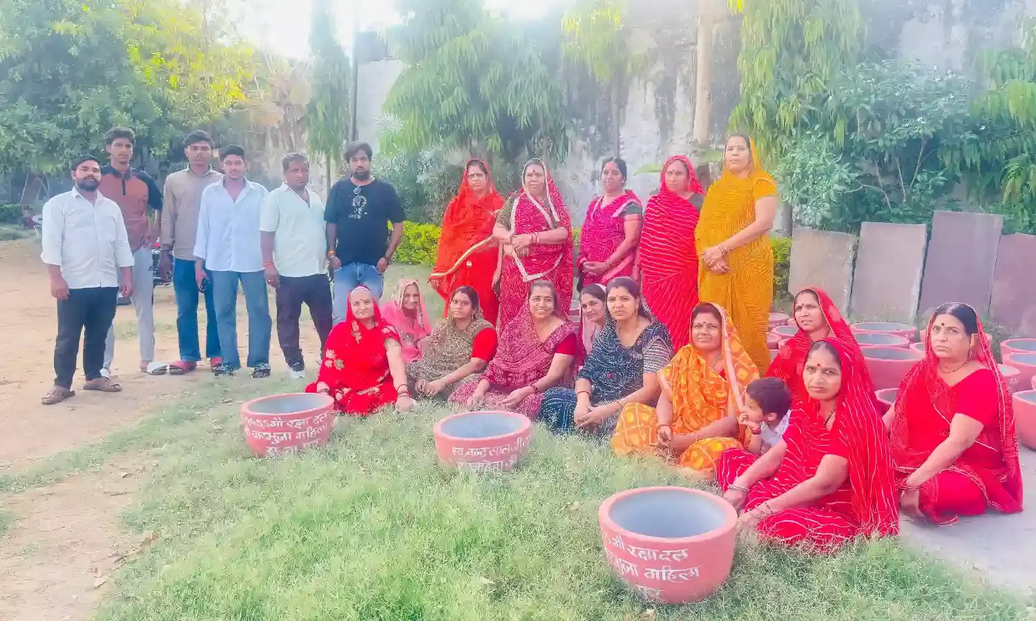 भीषण गर्मी में गौवंश के लिए अनूठी पहल:उपनगर पुर में जल पात्रों का निःशुल्क वितरण