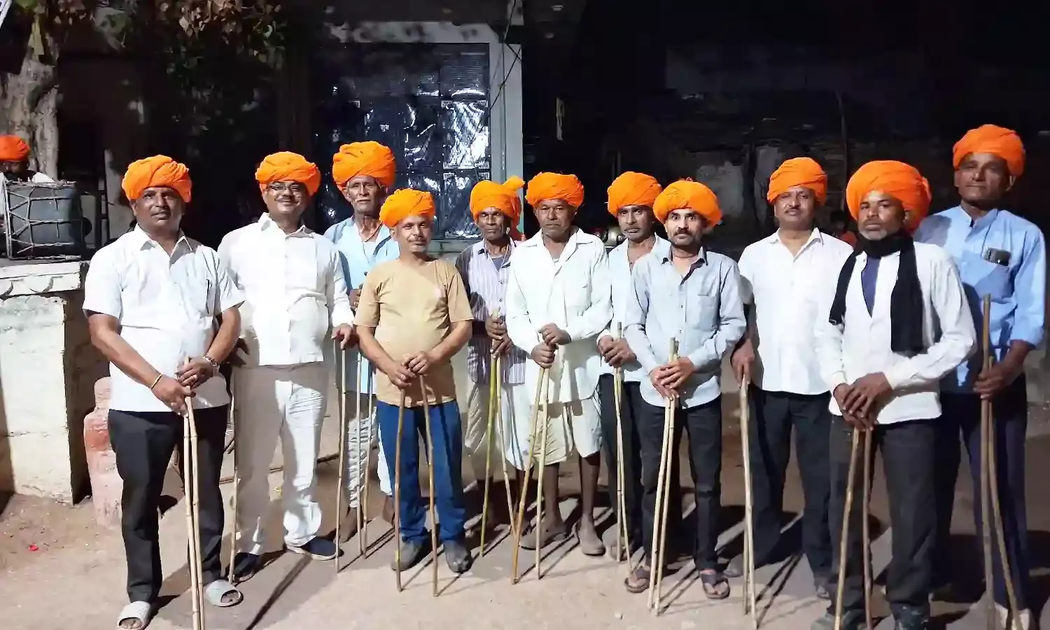 लाडपुरा में चारभुजानाथ मंदिर प्रांगण परिसर में पारंपरिक वेशभूषा में गैर नृत्य की धूम, लोक संस्कृति की झलक