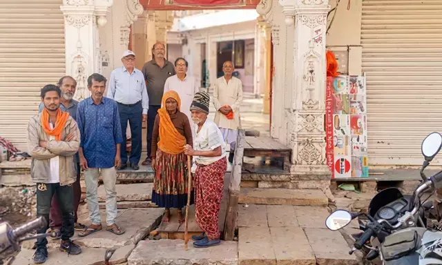 पेंच के बालाजी मंदिर के सामने 10 दिनों से खुदी पड़ी नाली, श्रद्धालुओं के लिए बनी मुसीबत