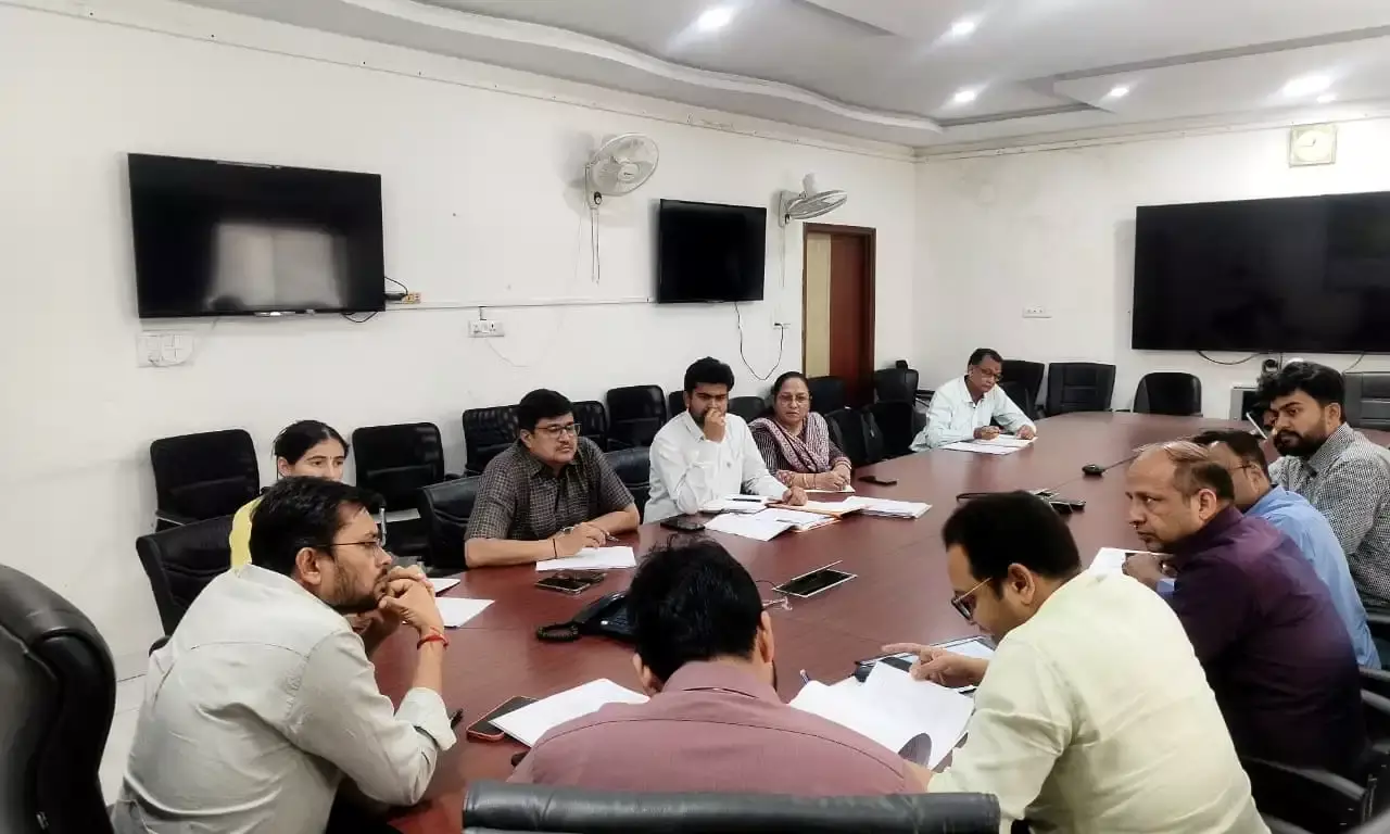 कलेक्टर की सख्ती, पीएनजी कार्यों की समीक्षा; सड़कों की खुदाई पर निर्देश