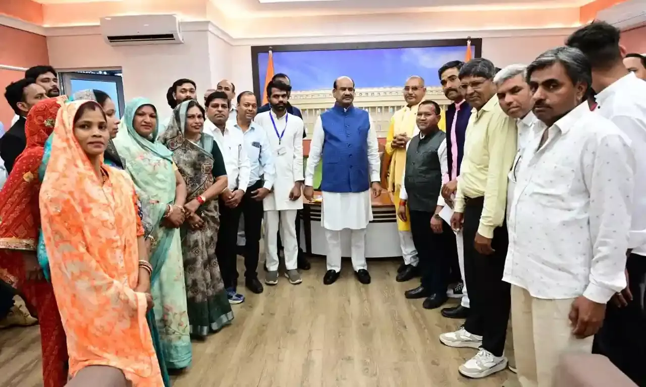 ऐरवाल समाज का प्रतिनिधिमंडल दिल्ली पहुंचा, ओम बिरला से की शिष्टाचार भेंट ऐरवाल समाज का प्रतिनिधिमंडल दिल्ली पहुंचा, ओम बिरला से की शिष्टाचार भेंट