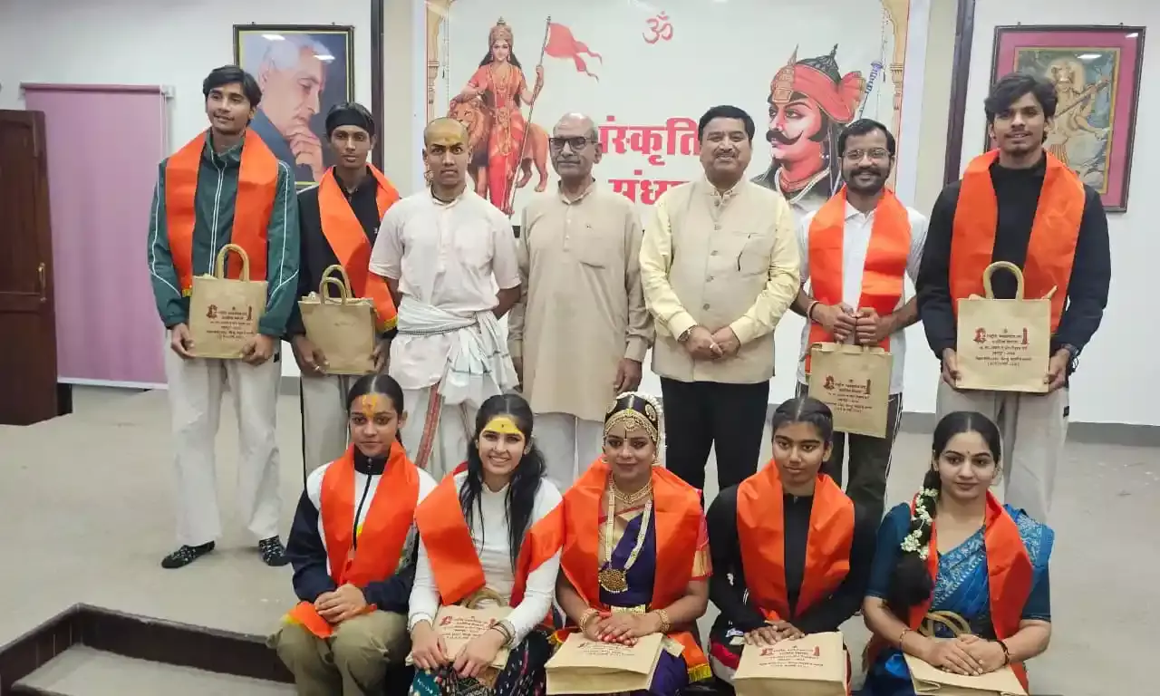 योगनृत्य में किया विभिन्न योगासनों का प्रदर्शन योगनृत्य में किया विभिन्न योगासनों का प्रदर्शन