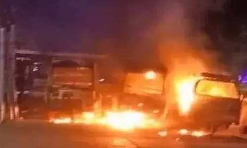 पेट्रोल पंप के पास धूं-धूं कर जले तीन ऑटो और कार: मची अफरातफरी; शॉर्ट सर्किट माना जा रहा कारण पेट्रोल पंप के पास धूं-धूं कर जले तीन ऑटो और कार: मची अफरातफरी; शॉर्ट सर्किट माना जा रहा कारण