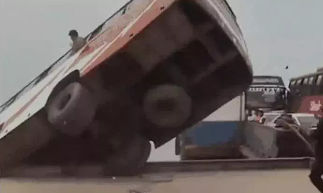 बांग्लादेश: पद्मा नदी में यात्री बस गिरने से 23 लोगों की मौत बांग्लादेश: पद्मा नदी में यात्री बस गिरने से 23 लोगों की मौत