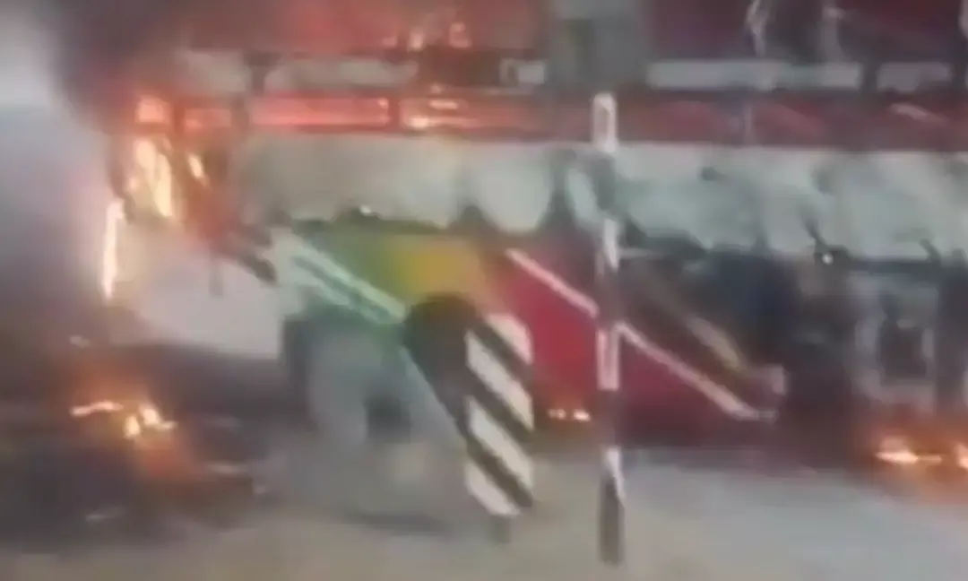 भीषण सड़क हादसा:  बजरी भरे डंपर की टक्कर के बाद बस में लगी आग, 14 यात्री जिंदा जले