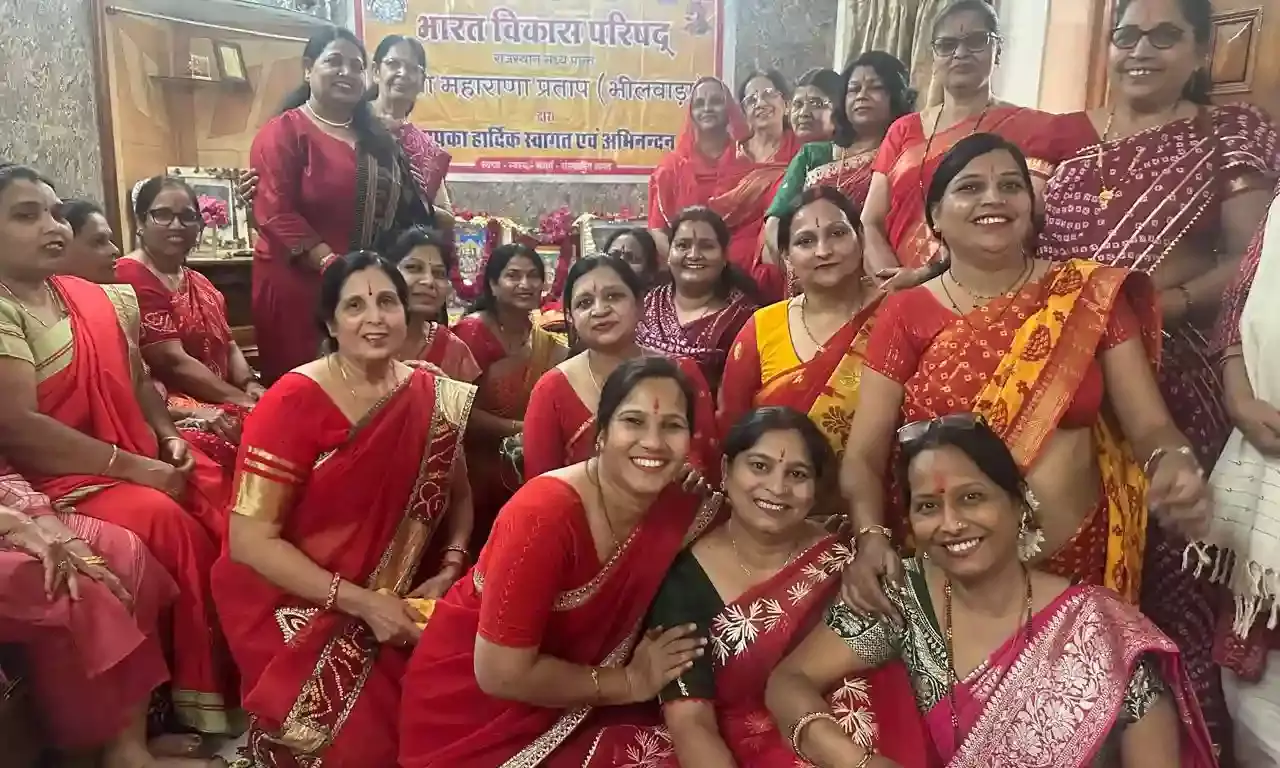 भक्तिमयी स्वर लहरियों से गूंजा परिषद, माता के भजनों पर झूमीं महिलाएं भक्तिमयी स्वर लहरियों से गूंजा परिषद, माता के भजनों पर झूमीं महिलाएं