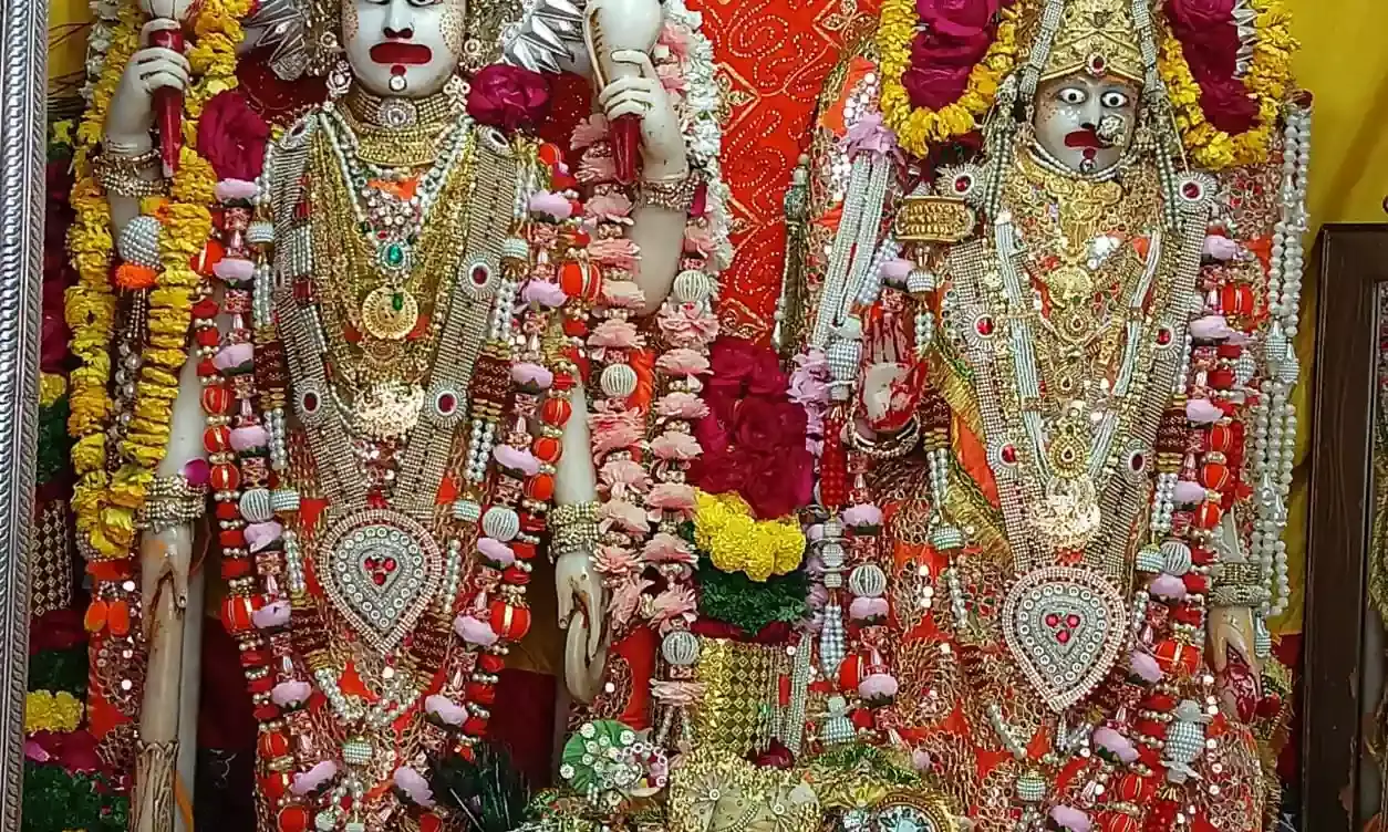 लक्ष्मीनारायण मंदिर में धूमधाम से मनाई रामनवमी, पुणे के फूलों से हुआ भगवान का भव्य श्रृंगार