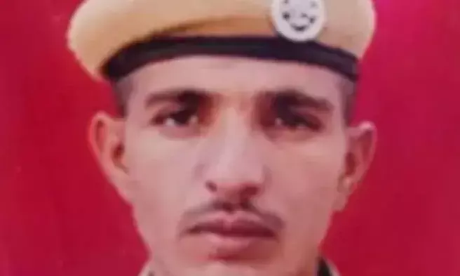 ड्यूटी से लौटे कांस्टेबल की क्वार्टर में मौत, तीन बच्चों के सिर से उठा पिता का साया ड्यूटी से लौटे कांस्टेबल की क्वार्टर में मौत, तीन बच्चों के सिर से उठा पिता का साया