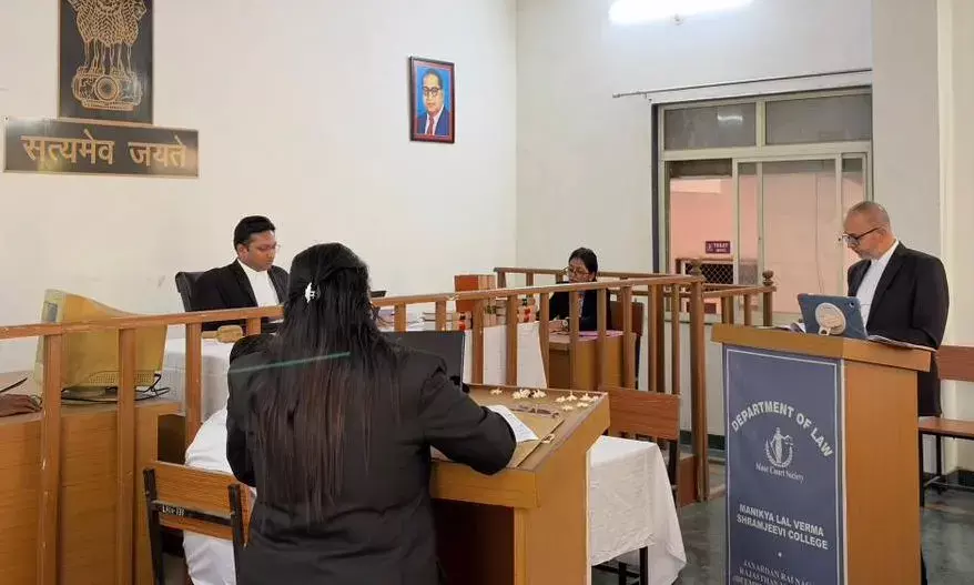 एलएलबी एवं बीए एलएलबी के विद्यार्थियों के लिए मूट कोर्ट प्रतियोगिता का आयोजन एलएलबी एवं बीए एलएलबी के विद्यार्थियों के लिए मूट कोर्ट प्रतियोगिता का आयोजन