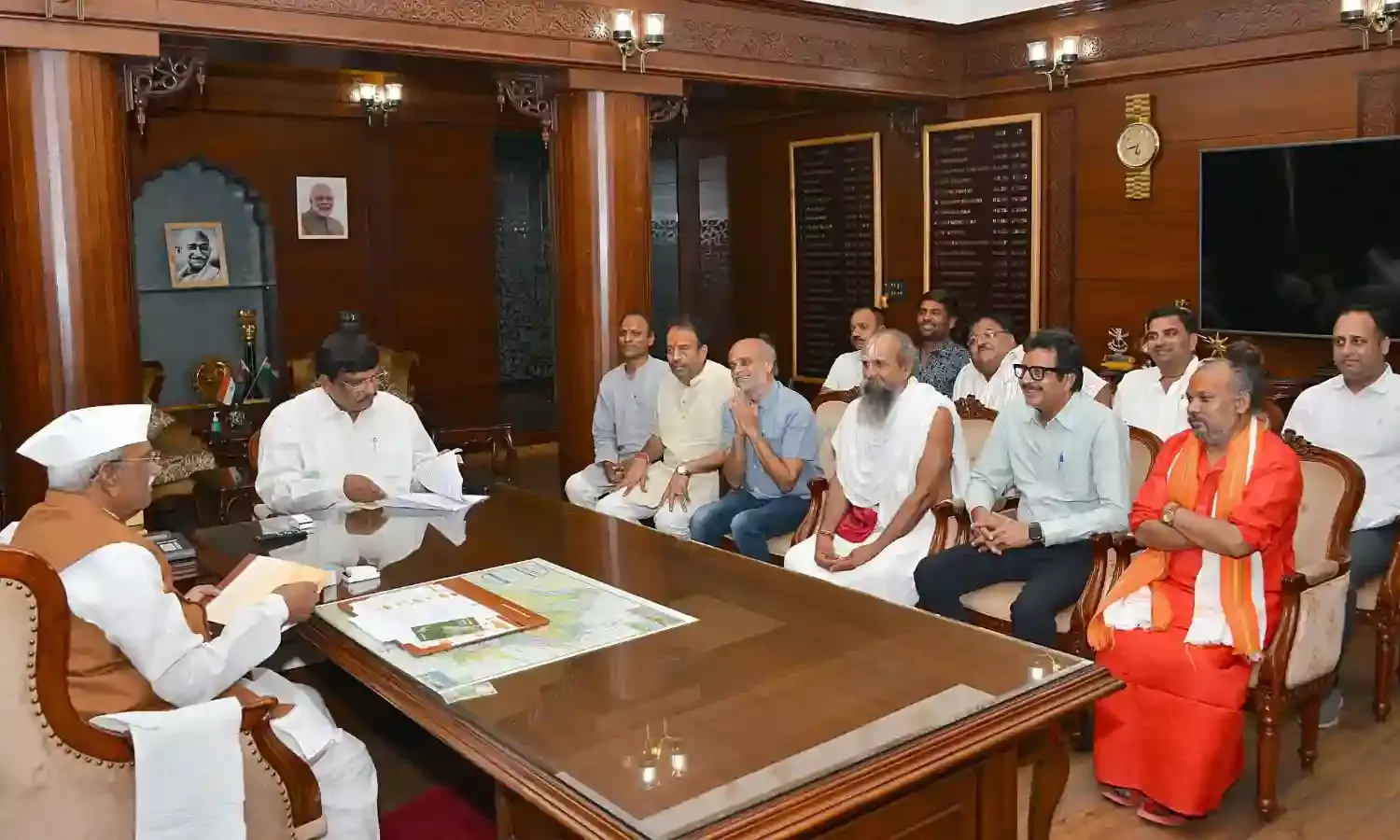 राज्यपाल को मिला भीलवाड़ा की शिवमहापुराण कथा का आमंत्रण: संतों ने जयपुर पहुँचकर किया भावपूर्ण आग्रह