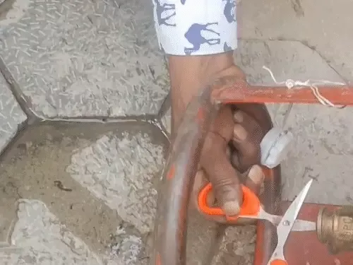 रसोई में खौलता गुस्सा: उदयपुर में गैस सिलेंडर से गैस नहीं, बहने लगा पानी; 22 किलो वजनी निकला खाली सिलेंडर रसोई में खौलता गुस्सा: उदयपुर में गैस सिलेंडर से गैस नहीं, बहने लगा पानी; 22 किलो वजनी निकला खाली सिलेंडर