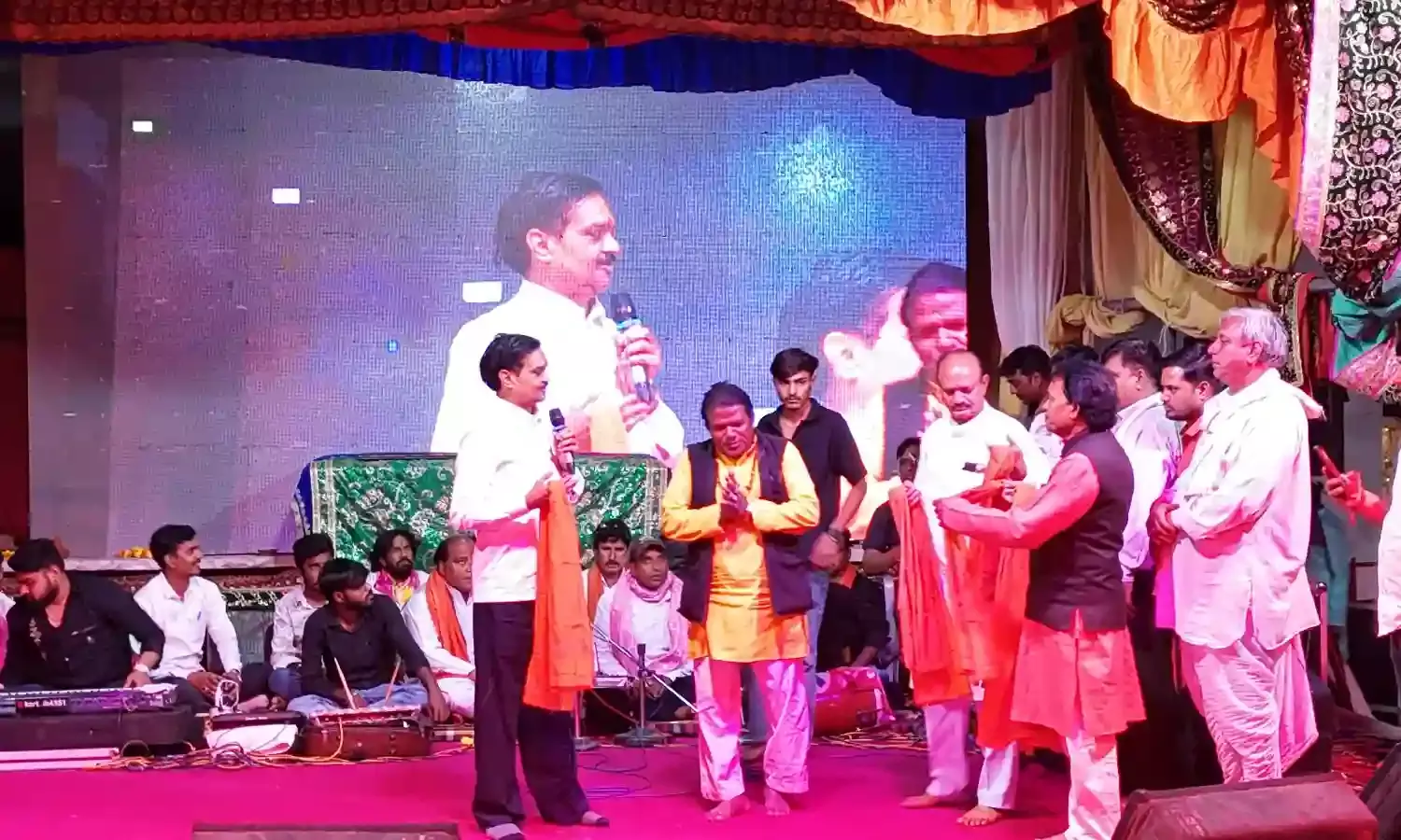 अष्टमी पर लाखों श्रद्धालुओं ने किए दर्शन, रातभर गूंजे माता के भजन अष्टमी पर लाखों श्रद्धालुओं ने किए दर्शन, रातभर गूंजे माता के भजन