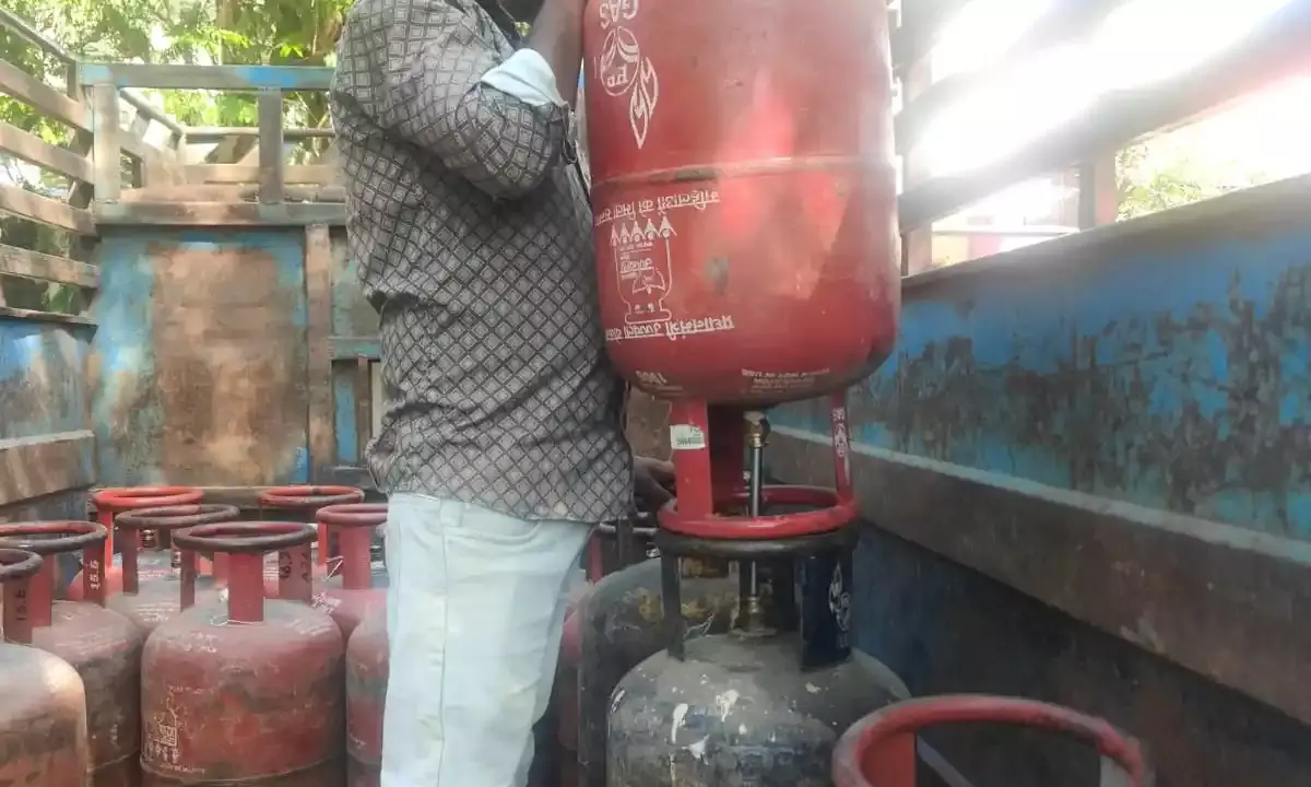 गैस की कालाबाजारी पर कार्रवाई, 16 घरेलू व 2 कमर्शियल सिलेंडर जब्त गैस की कालाबाजारी पर कार्रवाई, 16 घरेलू व 2 कमर्शियल सिलेंडर जब्त