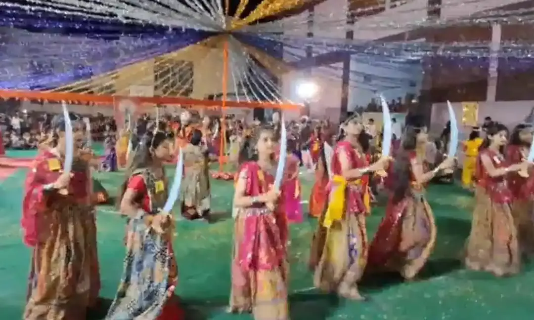 नववर्ष महोत्सवः शस्त्र पूजन, कन्या पूजन और ’दशावतार’ नृत्य नाटिका के साथ संपन्न हुआ भव्य ’सशस्त्र गरबा’