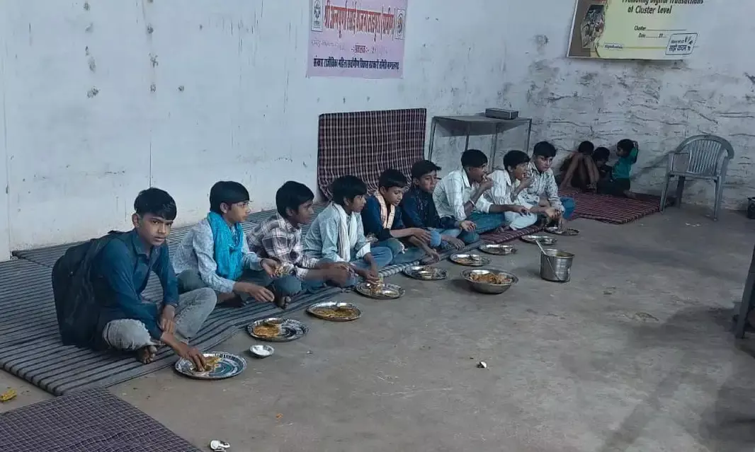 संस्कार राजविका महिला ने श्रद्धालुओं के लिए लगे लंगर