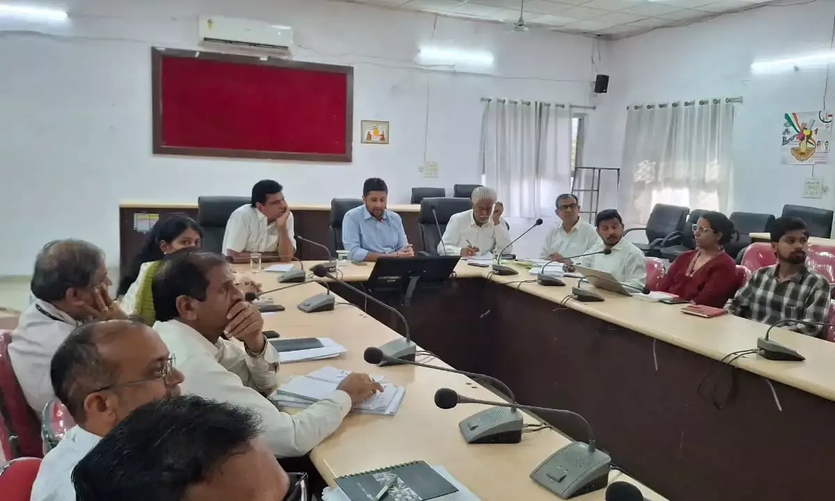 कलेक्टर जसमीत सिंह संधू ने ली साप्ताहिक समीक्षा बैठक, संपर्क पोर्टल के लंबित प्रकरणों को प्राथमिकता से निपटाने के निर्देश