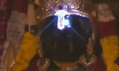 अयोध्या में रामलला का दिव्य सूर्य तिलक: 4 मिनट तक ललाट पर चमकीं किरणें, 10 लाख भक्तों ने किए दर्शन अयोध्या में रामलला का दिव्य सूर्य तिलक: 4 मिनट तक ललाट पर चमकीं किरणें, 10 लाख भक्तों ने किए दर्शन