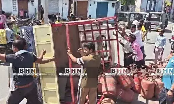 गैस सिलेंडरों से भरा टेंपो पलटा, मची अफरा-तफरी गैस सिलेंडरों से भरा टेंपो पलटा, मची अफरा-तफरी