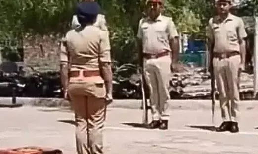 चौकी हटाकर जमीन पर जवानों के साथ ली सलामी, वीडियो वायरल चौकी हटाकर जमीन पर जवानों के साथ ली सलामी, वीडियो वायरल