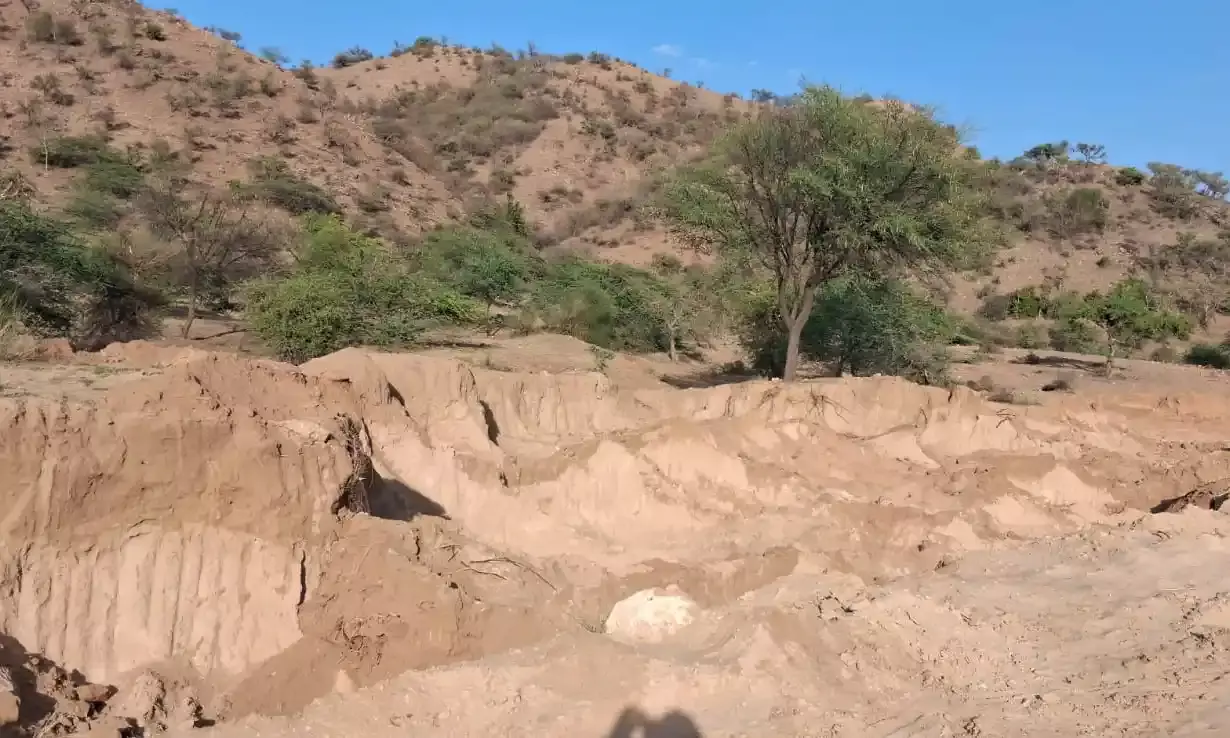 चारागाह भूमि पर अवैध खनन, ग्रामीणों ने विकास अधिकारी को सौंपा ज्ञापन चारागाह भूमि पर अवैध खनन, ग्रामीणों ने विकास अधिकारी को सौंपा ज्ञापन