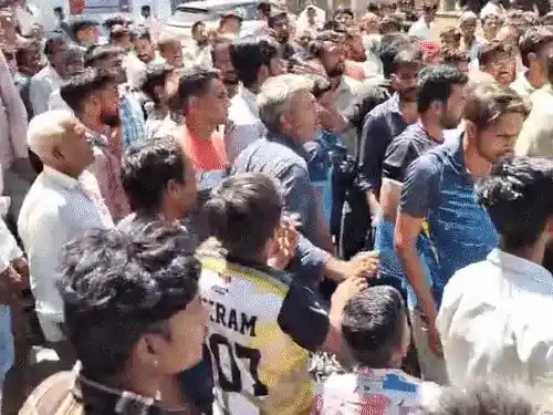 सड़क हादसे में युवक की मौत के बाद भारी हंगामा, ग्रामीणों का 50 लाख मुआवजे पर प्रदर्शन