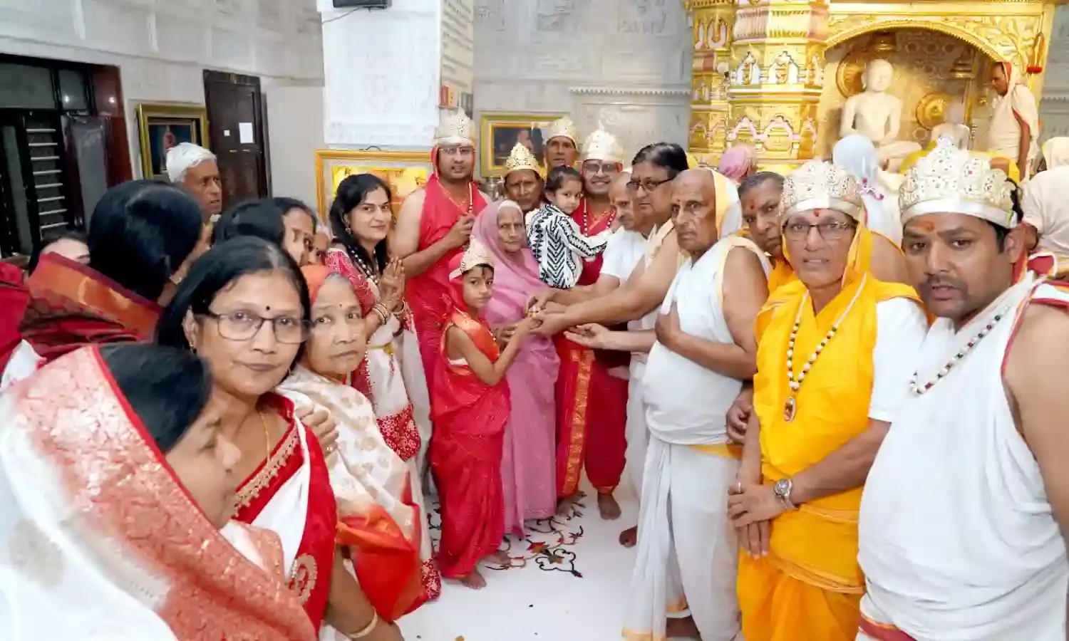 नन्हें सक्षम ने निभाई सम्यकत्व वर्धन की परंपरा, स्वर्ण कलश से किया भगवान आदिनाथ का अभिषेक