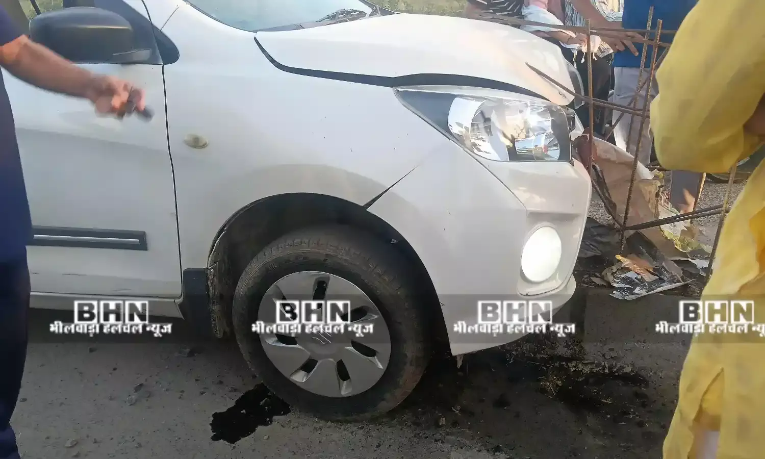 अधूरे डिवाइडर पर चढ़ी जिलाध्यक्ष की गाड़ी, बड़ा हादसा टला