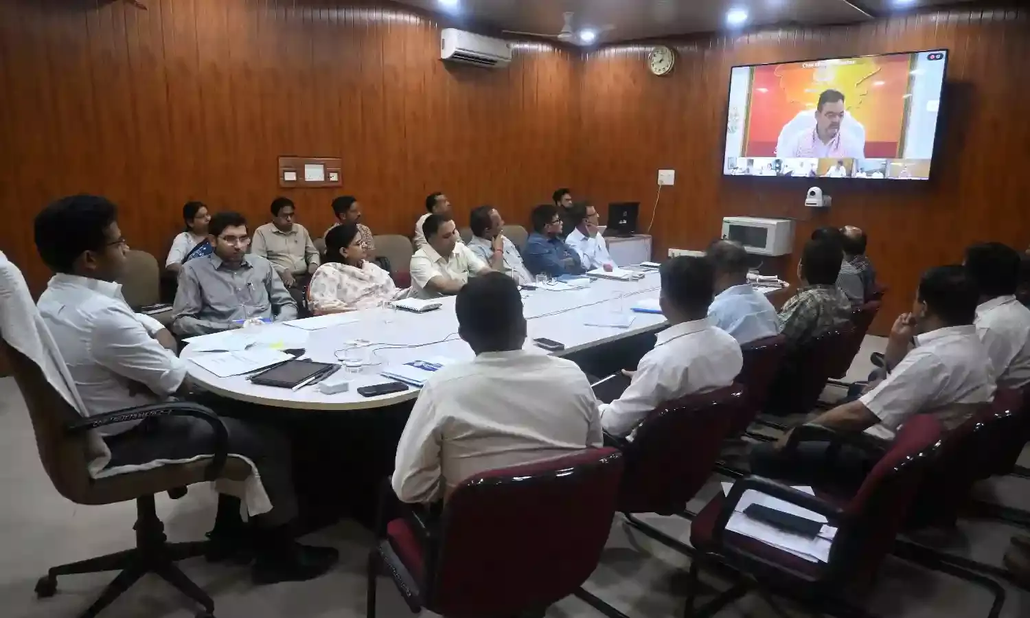 मुख्यमंत्री ने वीसी के माध्यम से अधिकारियों की बैठक लेकर योजनाओं की समीक्षा की