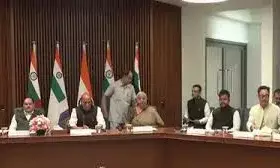 रक्षा मंत्री की मंत्रियों के समूह संग बैठक, पश्चिम एशिया के हालात पर चर्चा रक्षा मंत्री की मंत्रियों के समूह संग बैठक, पश्चिम एशिया के हालात पर चर्चा