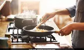 रसोई से लेकर डिस्पोजल तक सब महंगा, लॉकडाउन की अफवाहों ने बढ़ाई चिंता रसोई से लेकर डिस्पोजल तक सब महंगा, लॉकडाउन की अफवाहों ने बढ़ाई चिंता