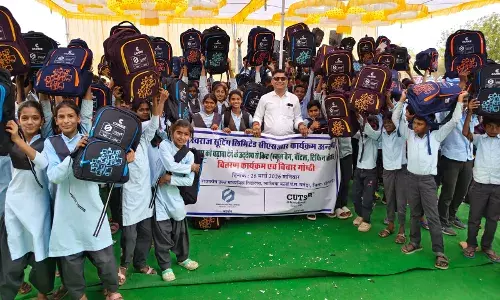 रायला में स्वराज सूटिंग की पहल: 305 बच्चों को बैग-टिफिन वितरण