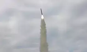 उत्तर कोरिया ने अमेरिका तक मार करने वाले मिसाइल इंजन का किया परीक्षण, ट्रंप की टेंशन बढ़ी उत्तर कोरिया ने अमेरिका तक मार करने वाले मिसाइल इंजन का किया परीक्षण, ट्रंप की टेंशन बढ़ी