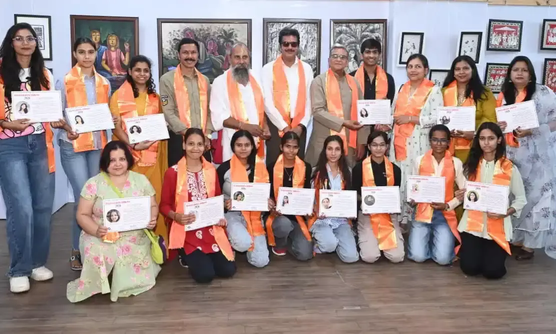 राजस्थान दिवस पर सजी कला की रंगीन प्रदर्शनी, 25 कलाकारों की कृतियों ने मोहा मन राजस्थान दिवस पर सजी कला की रंगीन प्रदर्शनी, 25 कलाकारों की कृतियों ने मोहा मन