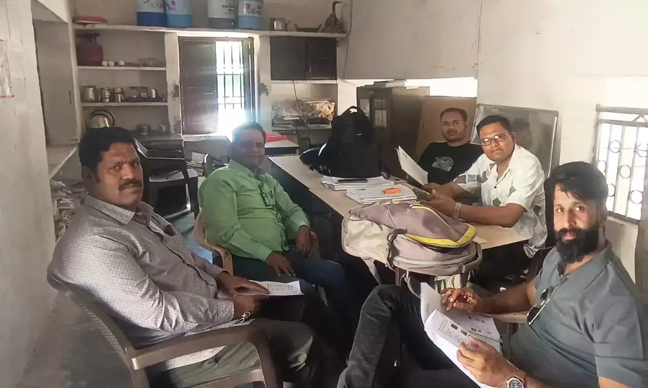 बनेड़ा: मतदाता सूची पुनरीक्षण के तहत विशेष अभियान आयोजित, इब्राहिम पठान ने बीएलओ को सौंपी सूची