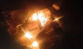 चलती कार बनी आग का गोला, तीन लोगों की जिंदा जलकर मौत