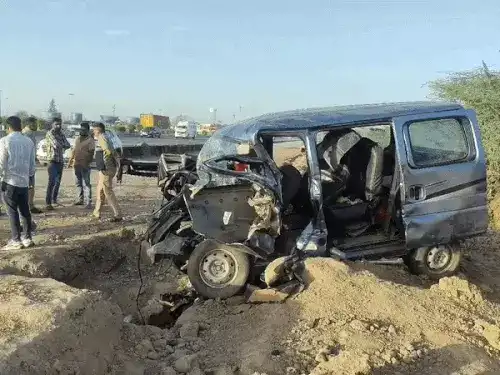 खाटू श्याम से लौट रहे गुजरात के परिवार की वैन खाई में पलटी, एक की मौत, 6 घायल खाटू श्याम से लौट रहे गुजरात के परिवार की वैन खाई में पलटी, एक की मौत, 6 घायल