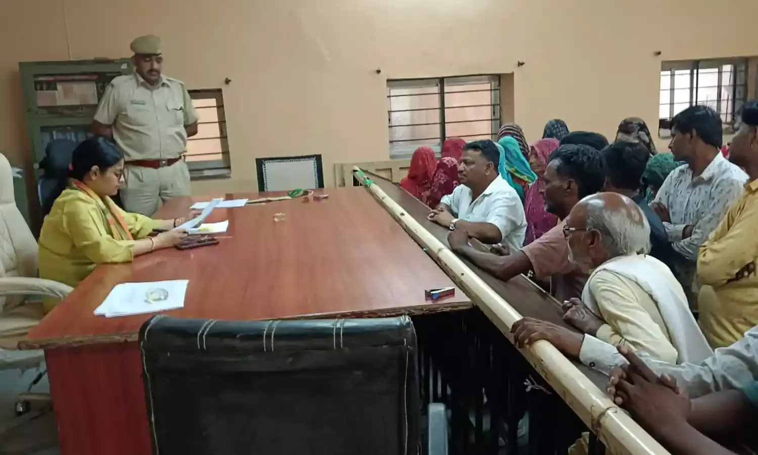 8 माह से वेतन नहीं मिलने पर कर्मचारियों का फूटा गुस्सा, उपखंड अधिकारी को सौंपा ज्ञापन