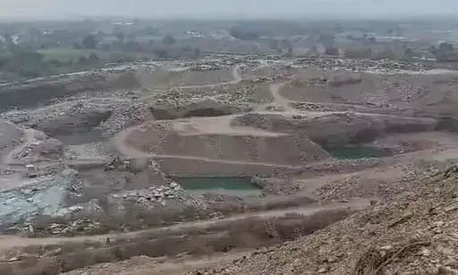 मकरेड़ी पंचायत के आंट में अवैध खनन का विरोध: धमाकों से मकानों में दरारें, ग्रामीणों में भारी रोष मकरेड़ी पंचायत के आंट में अवैध खनन का विरोध: धमाकों से मकानों में दरारें, ग्रामीणों में भारी रोष