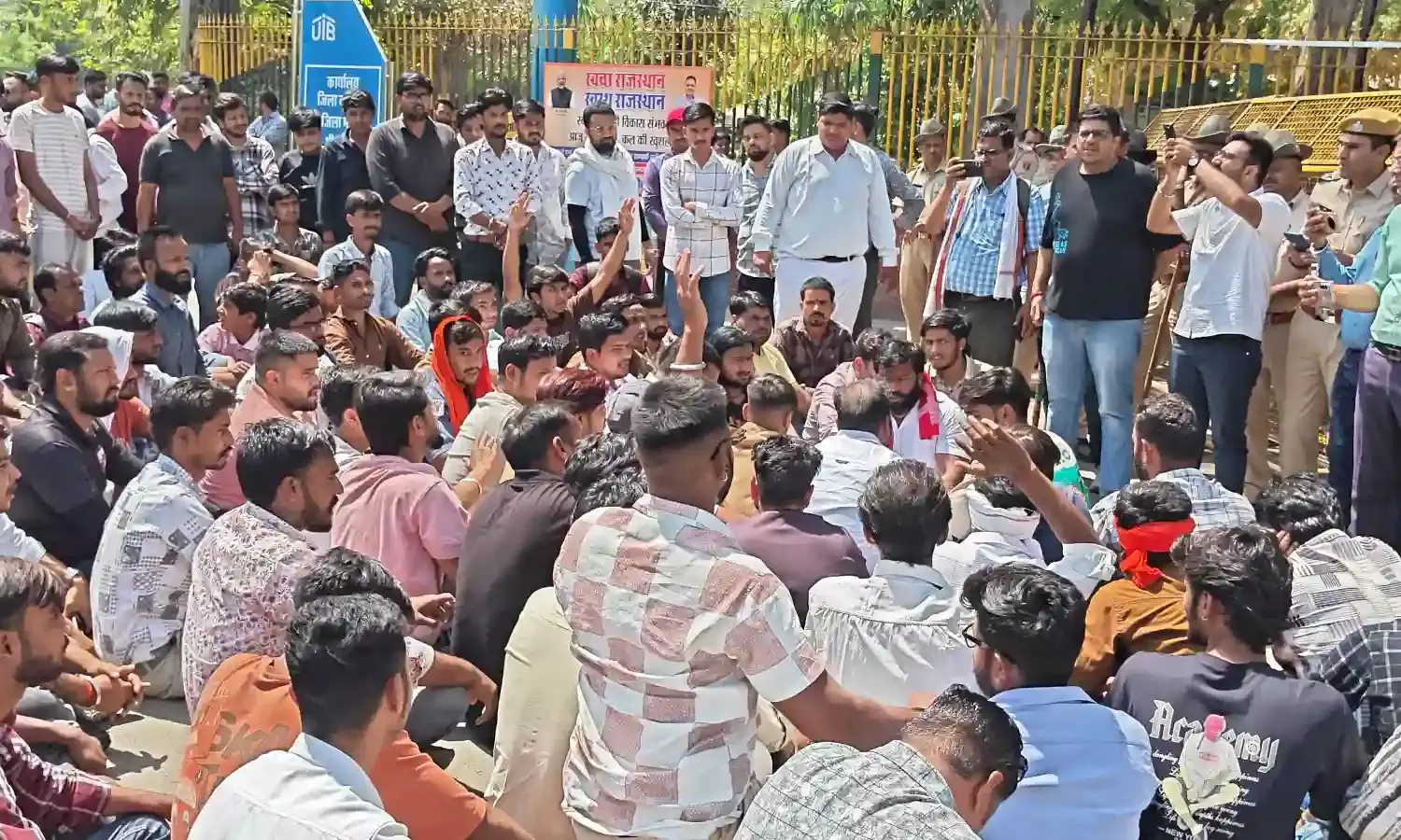 भीलवाड़ा में गौवंश के साथ क्रूरता पर उबाल, विहिप ने एसपी को सौंपा ज्ञापन: 72 घंटे का दिया अल्टीमेटम भीलवाड़ा में गौवंश के साथ क्रूरता पर उबाल, विहिप ने एसपी को सौंपा ज्ञापन: 72 घंटे का दिया अल्टीमेटम