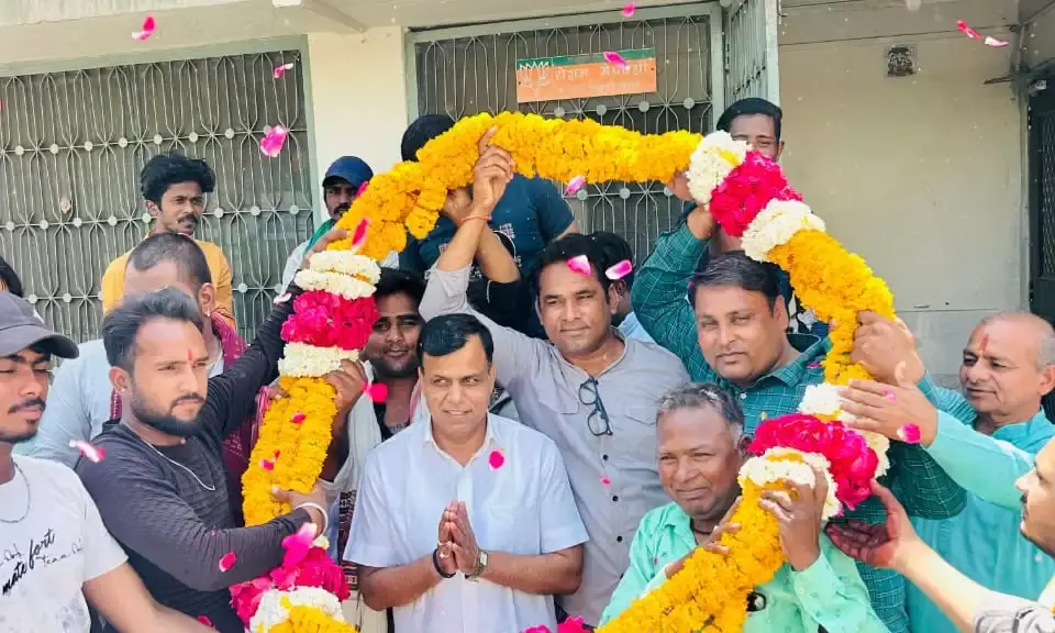 भाजपा प्रदेश मंत्री रोशन मेघवंशी का भव्य स्वागत: 21 किलो के हार और आतिशबाजी के साथ कार्यकर्ताओं ने मनाया जश्न