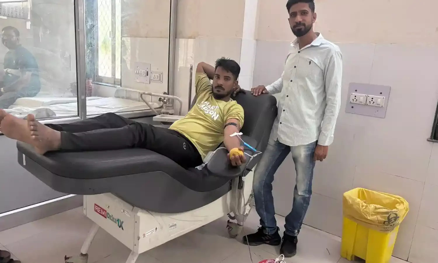 मानवता की मिसाल: फरिश्ता बनकर पहुंचे दो मुस्लिम युवक, रक्तदान कर बचाई जान