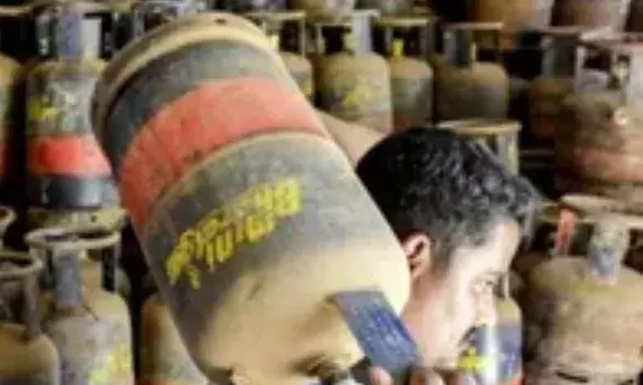 महंगाई का महाधमाका: नए वित्त वर्ष के पहले ही दिन कमर्शियल सिलेंडर ₹195.50 महंगा, व्यापारियों की टूटी कमर