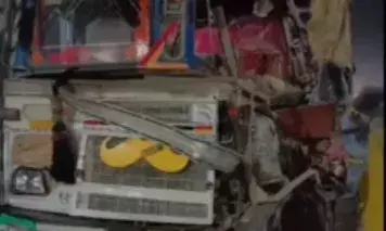 हाइवे पर हादसा: खड़े ट्रक में घुसा ट्रेलर, खलासी की मौत