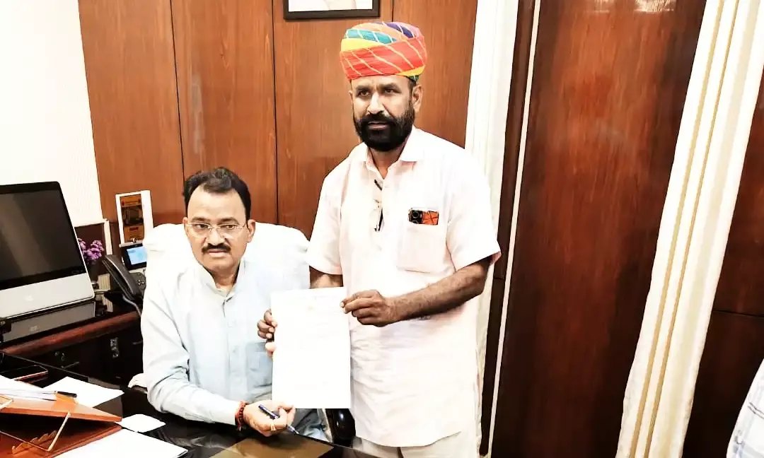 गरीब परिवारों के पट्टों के लिए उपमुख्यमंत्री को सौंपा ज्ञापन