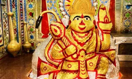 हनुमान जन्मोत्सव पर सिंदरी के बालाजी को चढ़ा स्वर्ण चोला, भजनों की स्वर लहरियों से गुंजायमान हुआ कीरखेड़ा