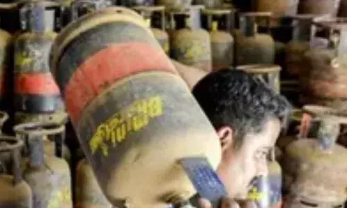 महंगाई का महाधमाका: नए वित्त वर्ष के पहले ही दिन कमर्शियल सिलेंडर ₹195.50 महंगा, व्यापारियों की टूटी कमर